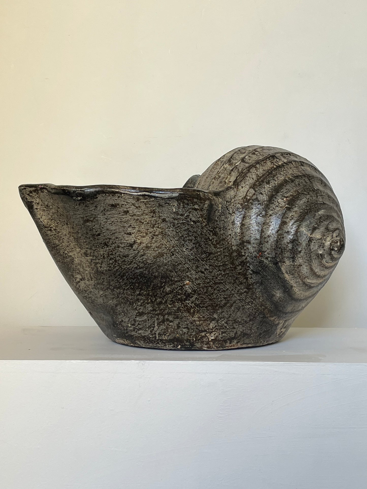 Ash gray Snail pot