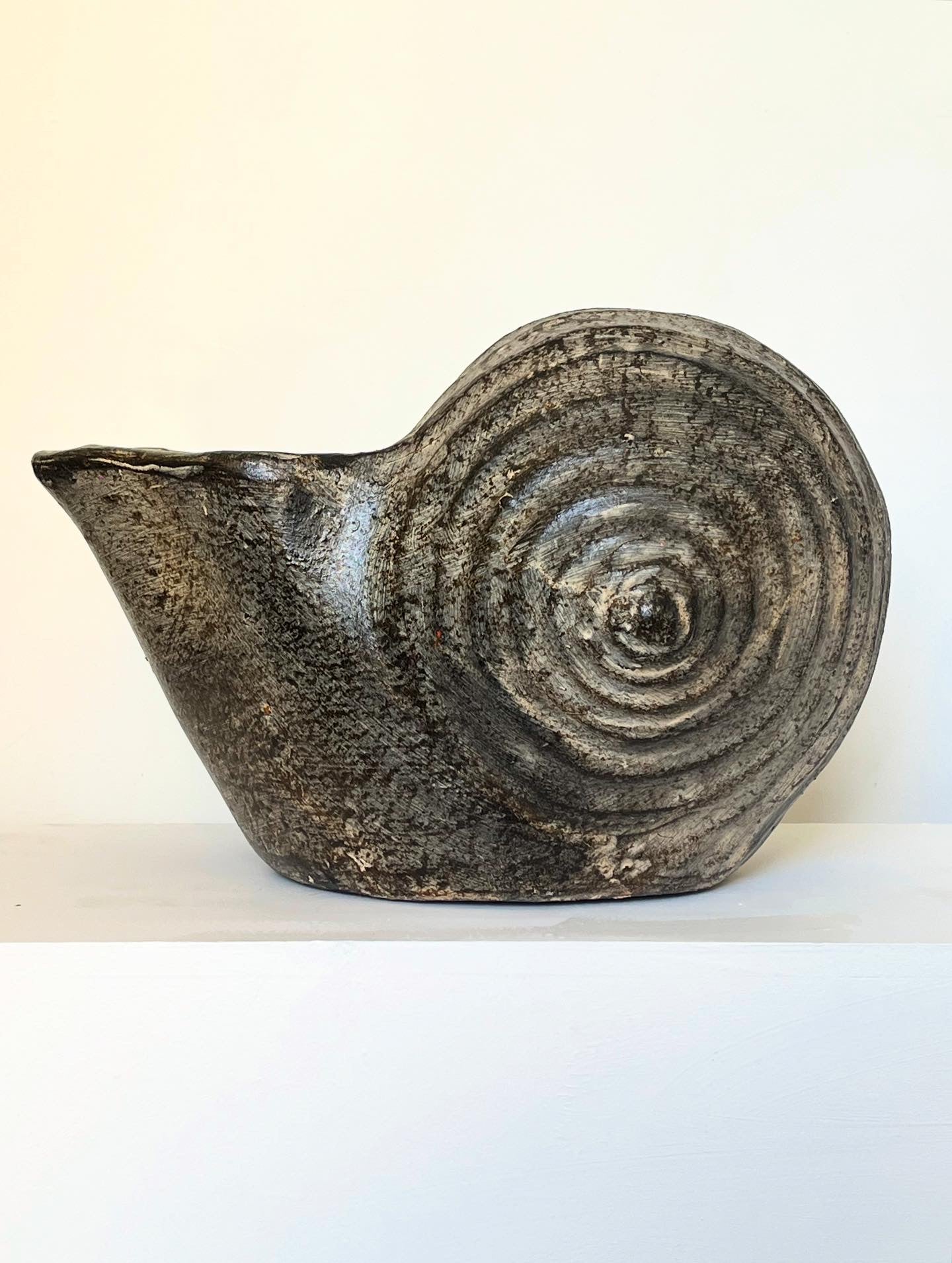 Ash gray Snail pot