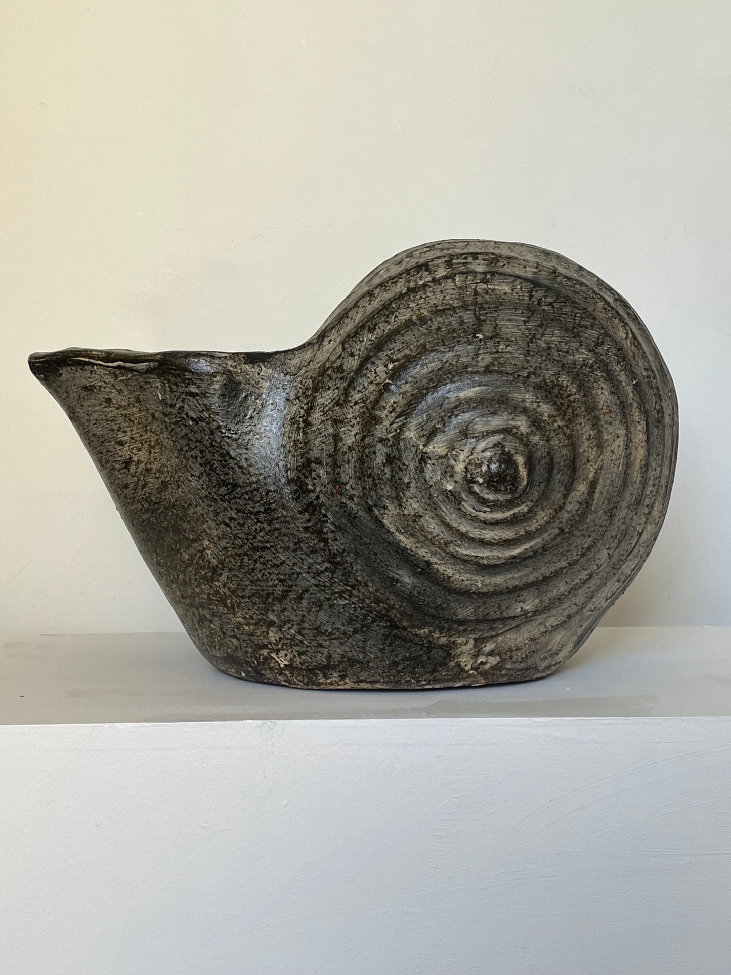 Ash gray Snail pot