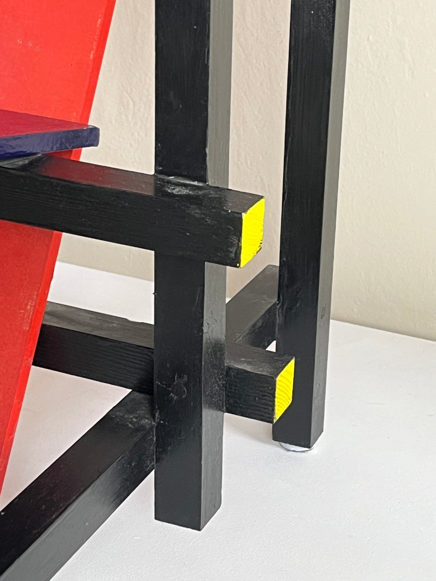 The red and blue chair. Copy.