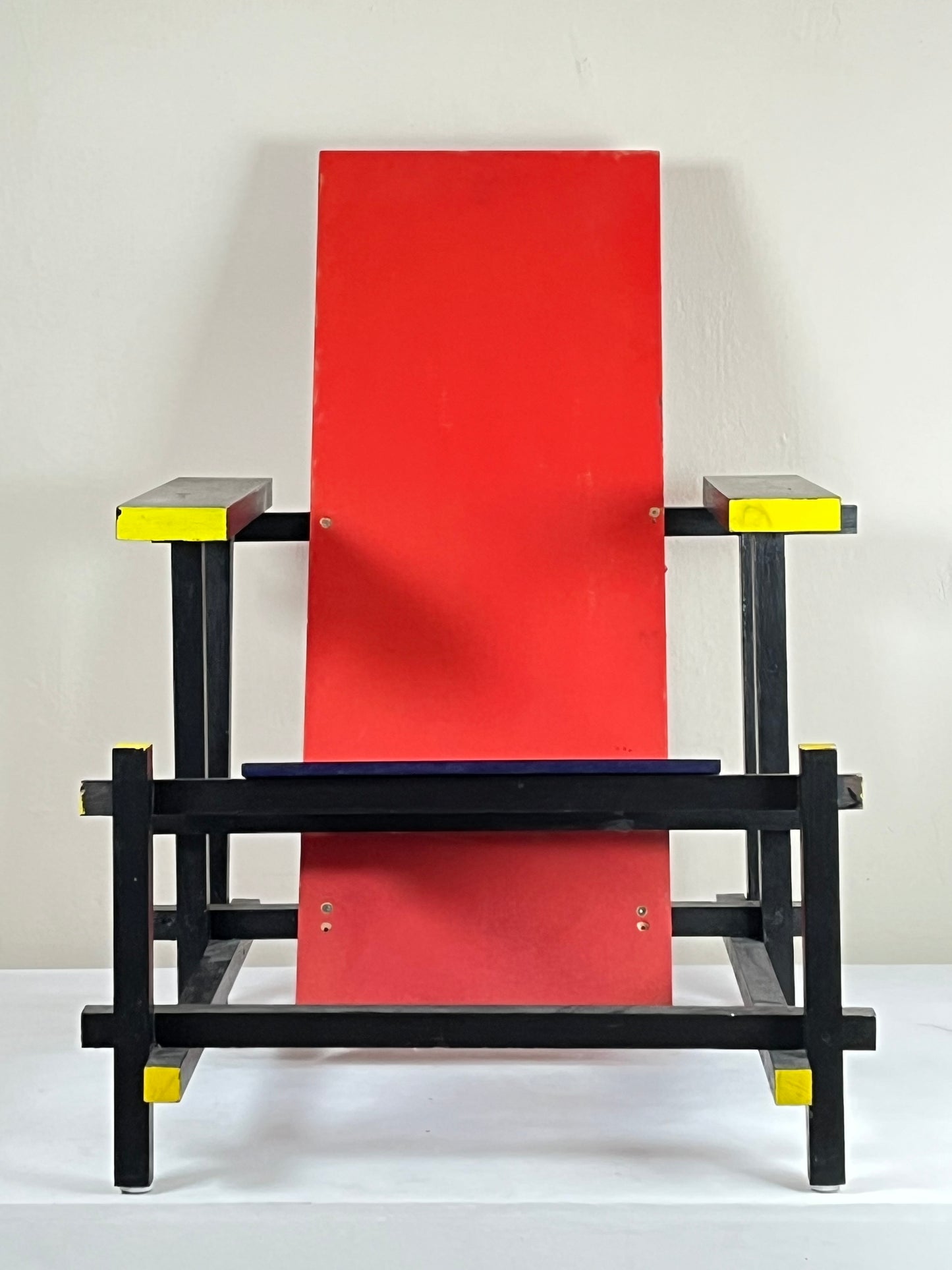 The red and blue chair. Copy.