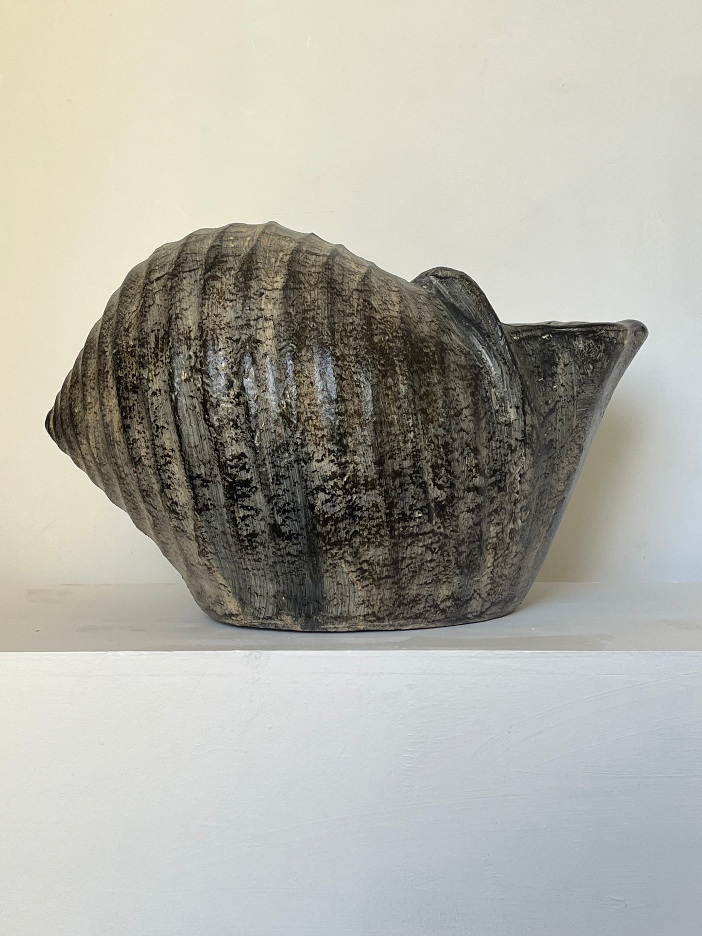 Ash gray Snail pot